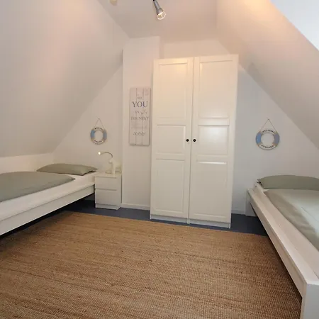 Seepark Reetdachhaus 3 Apartment Burhave